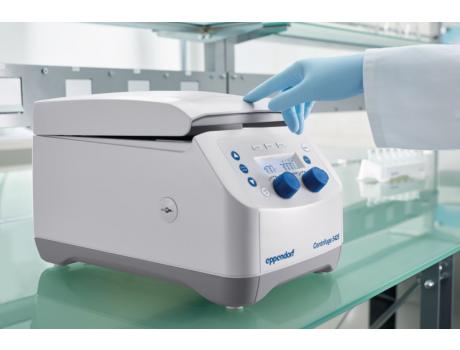 Centrifuge Eppendorf 5425 stängs med en finger